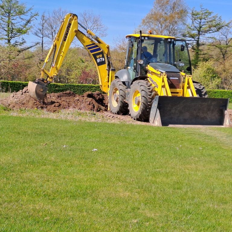 Gravemaskine arbejder på en grøn byggeplads