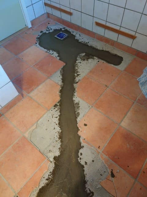 Reparation af gulvfliser omkring gulvafløb