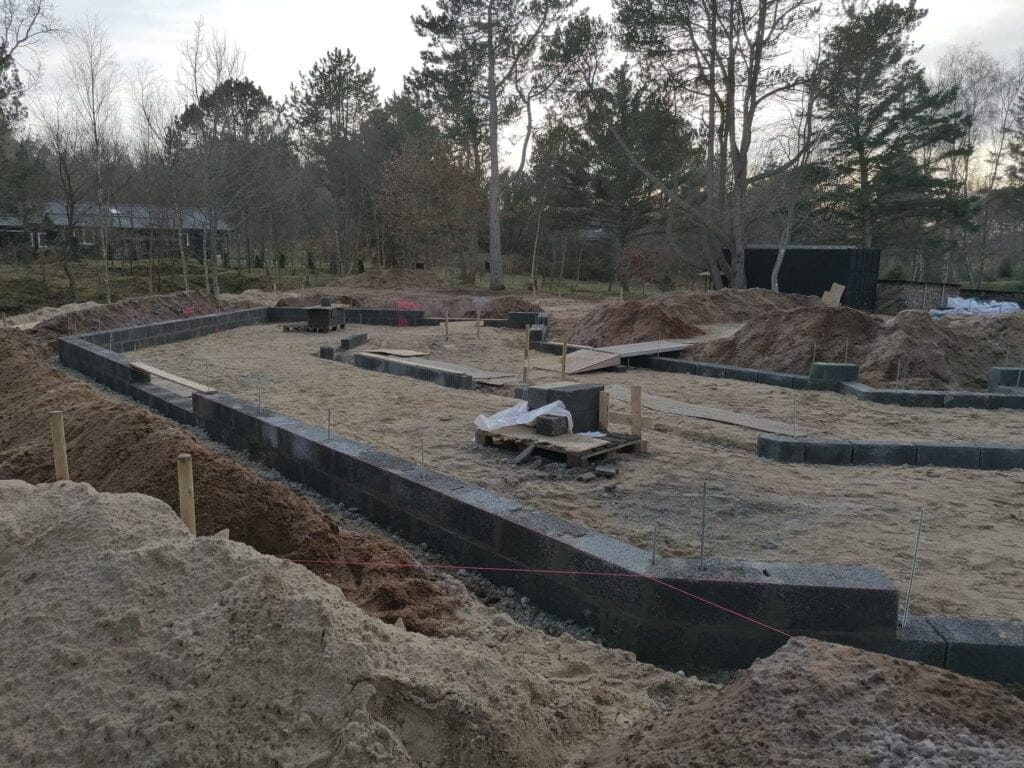 Husfundament under opbygning på byggeplads i naturen