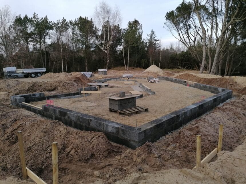 Husfundament under opførelse i sandet terræn